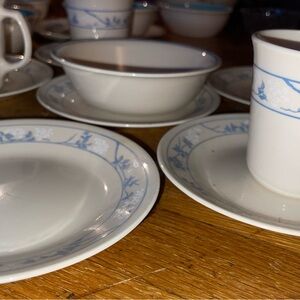 Corelle tea /coffee cups w saucers blue flowers